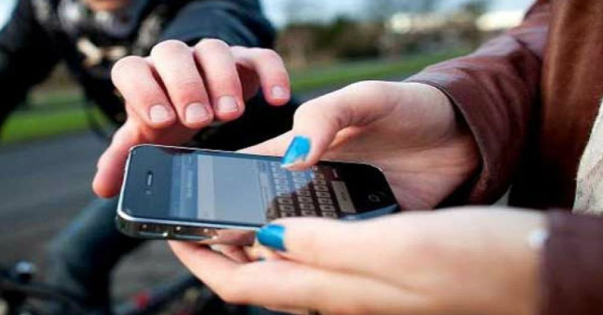 Mobile Phone Theft: राहगीर से मोबाइल फोन छीनने के दो आरोपी पकड़े, मोबाइल बरामद तीनों आरोपी की पहचान